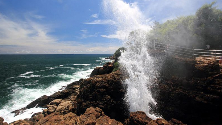 Hummanaya Blowhole – considered to be the second largest blowhole in the world. 